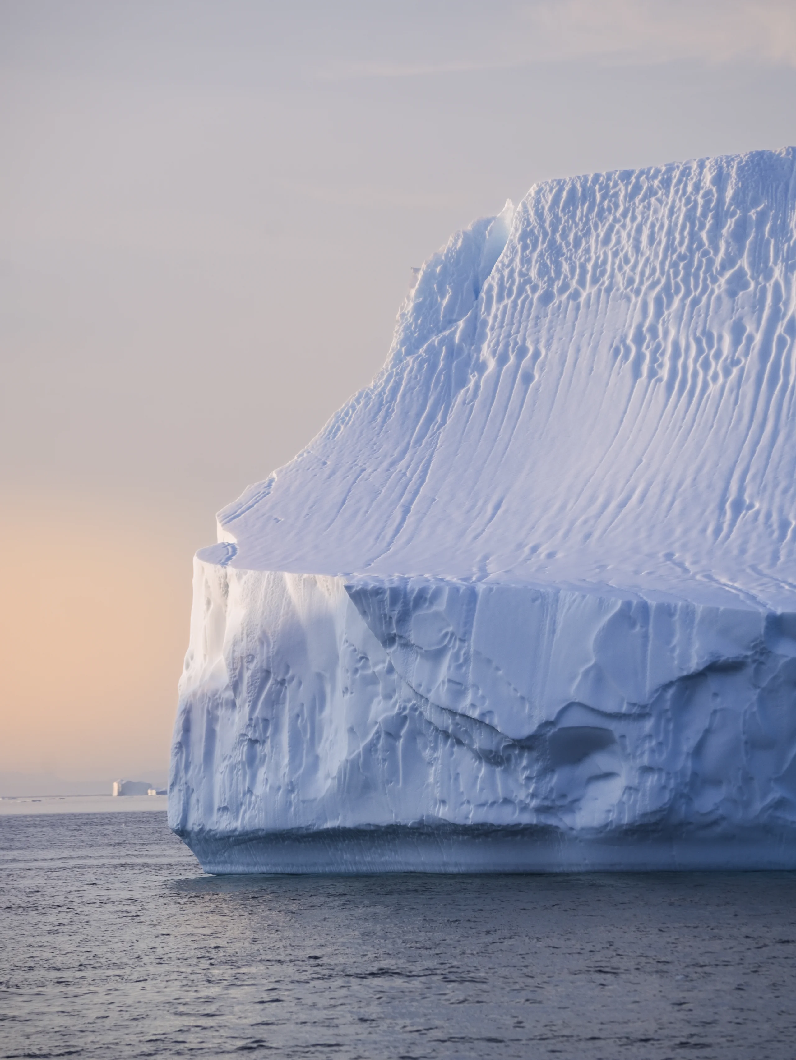 光落在冰山的棱线上