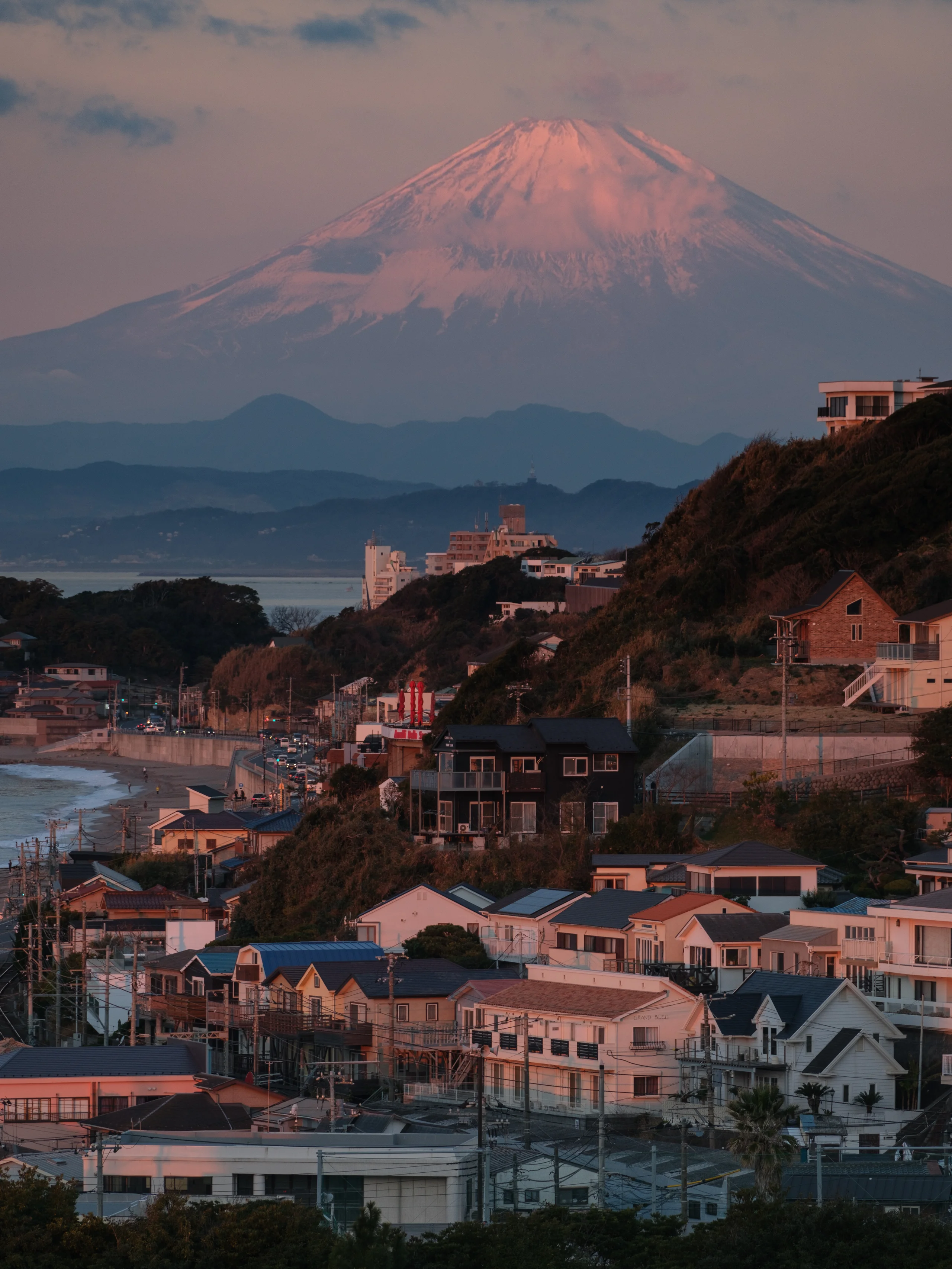 日本：海边小城与远处的富士山