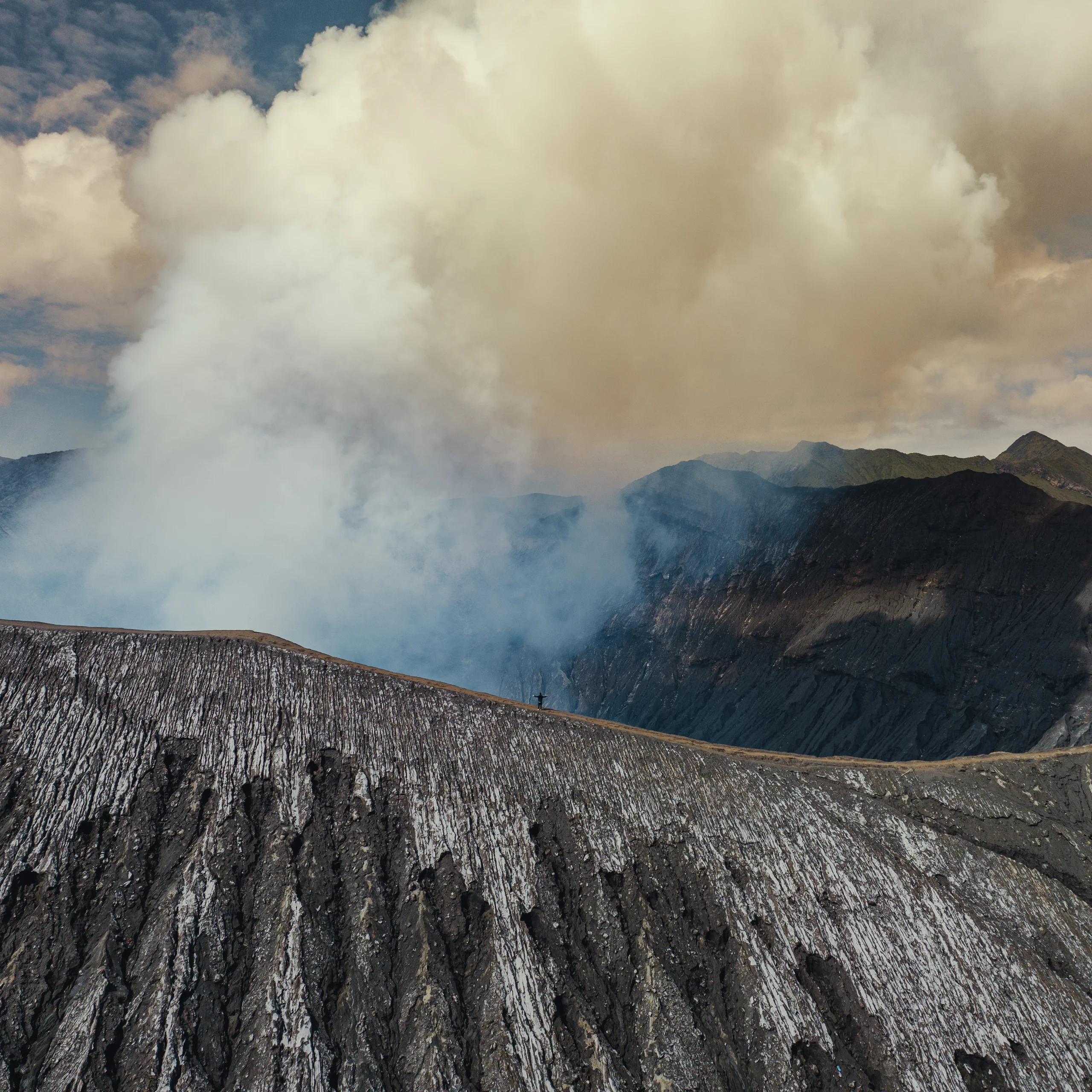 爪哇：火山口的烟