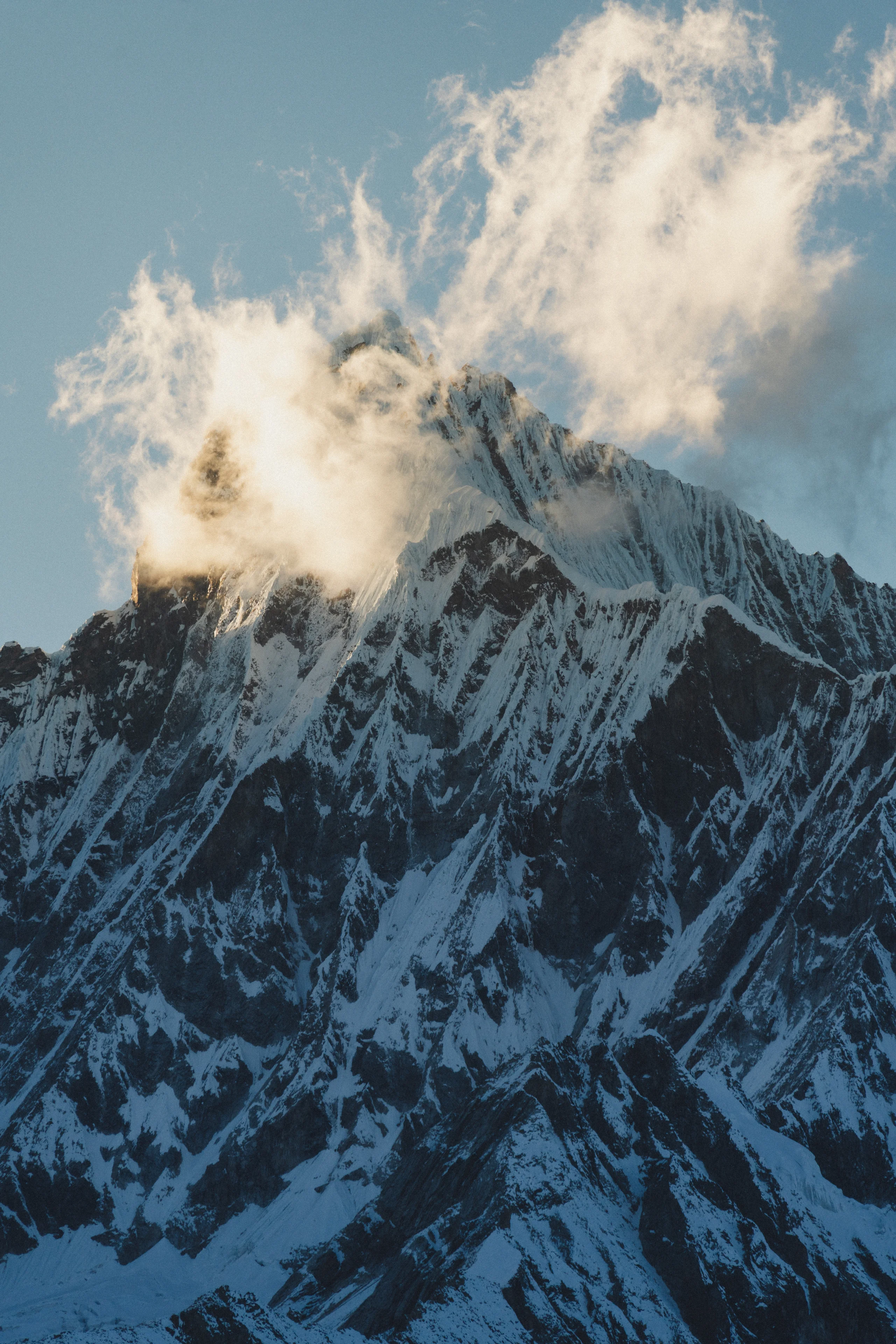 西藏：云涌过雪峰